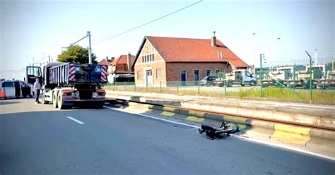 ongeval eeklo vandaag|Fietsster (41) in levensgevaar afgevoerd na aanrijding met ...